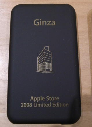 銀座のアップルストアで購入できる。「Ginza」の文字、絵柄は銀座のアップルストア。こちらは本社の許可のもとつくったものだという。