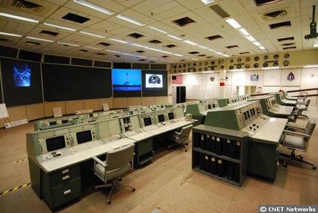 　この第2飛行制御室は、ジェミニ3号、ジェミニ4号、そしてアポロ8号以降のアポロ計画の監視に使われた歴史的な管制室だ。NASAが初めて月に着陸したアポロ11号、事故で有名なアポロ13号を監視したのが、この部屋だ。また、複数のスペースシャトルミッションにも使われていたが、1992年に役目を終え、その後、米国の歴史的建造物に認定され、月面着陸当時の様子に復元された。
