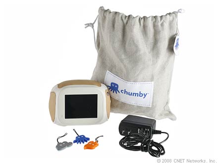 　Chumbyのパッケージ。電源アダプター、キャラクターのアクセサリーなどが付属する。