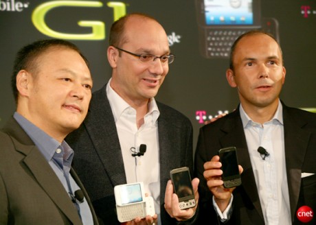 　T-Mobile USAは米国時間9月23日、Googleの携帯電話向けOSである「Android」を搭載した初めてのスマートフォンを発表した。HTCの最高経営責任者（CEO）であるPeter Chou氏（左）、Googleのモバイルプラットフォーム担当シニアエグゼクティブディレクターのAndy Rubin氏（中央）、T-Mobileのグループプロダクトおよびイノベーション担当幹部のChristopher Schl&auml;ffer氏（右）が同携帯電話の発表会に出席した。