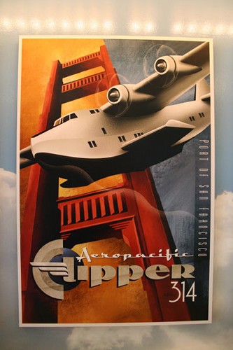　Michael Kungl氏が制作の「Aeropacific Clipper 314」というポスター。水上飛行機がサンフランシスコのゴールデンゲートブリッジの前を飛んでいる。