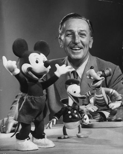 　ミッキーマウスなどのキャラクターとともに写るWalt Disney氏。1953年9月撮影。