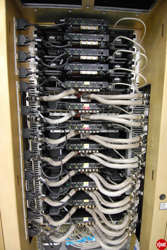 　これはCray X1Eのパネルの内部。写真に写っているのは、現在、世界で175番目に高性能なコンピュータを動かしているプロセッサ、コントロールシステムの一部だ。