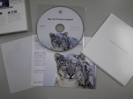 　パッケージ内容一覧。Snow Leopardにもおなじみのアップルシールが同梱されている。