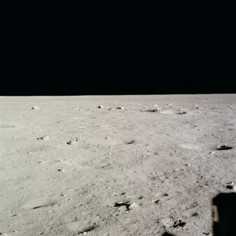 　「壮大なる荒地」というのが、Aldrin氏が月面の風景をひとことで表すのに使った言葉だ。「月面の陰になっている部分の深い暗さと、それ以外の部分の砂漠のような荒涼とした景色とのコントラストが非常に印象的だった。月面はくすんだ灰色から淡い黄褐色で、目が覚めるようなある光景を除いては一面同じだった。その光景とは、黒、銀色、明るい橙黄色の熱被覆を施されたわれわれの月着陸船が明るく輝く姿だった」