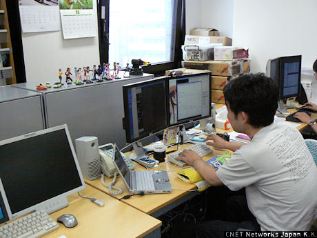 技術部門のスタッフの1人は、フィギュアに囲まれたデスクで作業をしていた。