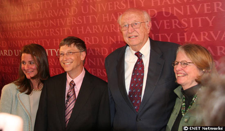 　左から妻のMelinda Gates氏、Bill Gates氏、父親のWilliam Henry Gates Sr.氏、義理の母親のMimi Gardner Gates氏。Bill Gates氏は2007年6月にハーバード大学から名誉法学博士号を授与された。