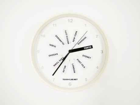 『世界時計』

短針が12本の時計。それぞれ世界の都市名が書いてあり、東京の時間と同時に世界11都市の時間を表示する。こちらから購入できる。

「上場するぜ！みたいなイケイケのベンチャー企業に行くと、入口にロンドン、パリ、ニューヨーク、東京って時計が5個くらい並んでるんです。でも秒針ずれてるんですよね。地球は1個なのに。だからテロが起こるんだなぁと思った。だったら世界平和のために作らなきゃと。世界って時差はあっても、分、秒は変わらないんです。当たり前のことですが、それを忘れている人がいるんです。世界が1つなのを忘れている。世界はつながっている、同じ空間に生きている。これはテロ対策のための時計です」（猪子氏）
