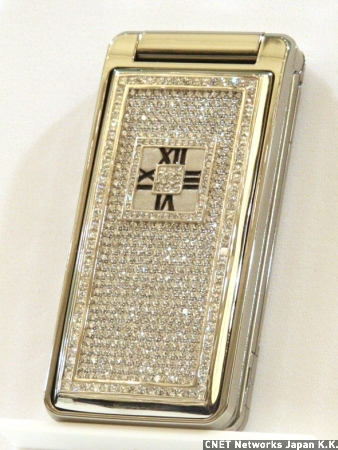 　世界ブランドティファニーとのコラボレーションモデル「823SH Tiffany モデル」がついに完成した。10台限定で販売される。本体表面にティファニー製プラチナパネルを配置し、合計537個（18.34カラット）のダイヤをあしらった贅沢なモデル。メニュー画面や壁紙も、ティファニーのオリジナルデザインにできるほか、ティファニー製携帯電話ケースを同梱し、価格は1298万円。11月1日から11月9日はソフトバンク 表参道店、11月1日から11月16日はティファニー 丸の内東京店に展示される。