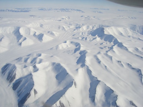 　2006年12月15日に撮影した南極大陸の山々や万年雪を写した航空写真。2007年は国際極年（International Polar Year：IPY）の年である。国際極年とは、北極および南極における地球温暖化の影響を研究する2カ年プロジェクト。研究は3月に開始され、50年ぶりの取り組みとなる。