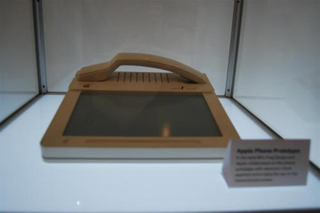 Apple製電話のプロトタイプ
 
　1980年代の初め、frog designとAppleが共同で作成した電話のプロトタイプ。電子小切手支払い機能やモノクロ画面用のスタイラスを備えていた。