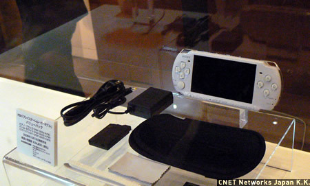 　PSP-3000の販売価格は1万9800円。4GバイトのメモリースティックPROデュオや長時間バッテリなどがセットになった「バリューパック」は2万4800円となる。