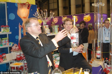 　Spangler氏の玩具を生産する玩具企業Be AmazingのRichard Romney氏は、メントスがダイエットコーラのボトル内にどのようにして落とすことができるか実演している。