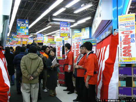 　0時のVista発売と同時にビックカメラ有楽町店では数量限定のセールを開催した。