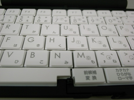 パンタグラフ式の日本語キーボードで、キーピッチは約17mm。ファンクションキーの1〜7には、あらかじめテキスト検索や日時の挿入などが割り当てられている。