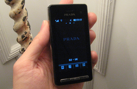 　英CNETは現地時間11月18日、2代目「PRADA Phone by LG」の発表会へと向かい、ファッション性を重視した同端末を見る機会を得た。ここではその様子を紹介する。

　初代PRADA Phoneは、英国市場に早期に投入されたタッチスクリーン搭載機の1つだった。しかし、同タッチスクリーンは、特に文字入力において、使いにくさがあった。そこで、新型PRADA Phoneにはスライド式QWERTYキーボードが搭載されている。