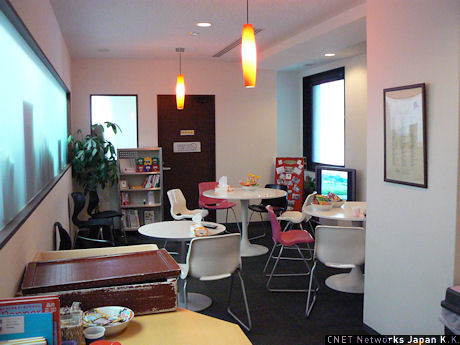 社員のリラックススペースである「リフレッシュルーム」もオフィスというよりカフェといった造り。お菓子などの軽食やドリンクは福利厚生の一環として無料で提供される。