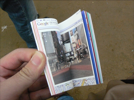 イベント期間中に会場に行くとGoogleからプレゼントがもらえる。まずは、Googleの使い方が描かれている「Google ブックレット」。
