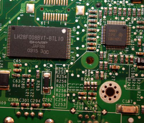　シャープのLH28F008BVT-BTL10フラッシュメモリマイクロチップ。iBook G3では、このフラッシュメモリにiBookのブートROM命令が保持されていた。