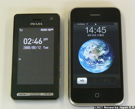 　PRADA Phone（左）とiPhone（右）。端末を触らないでおくと、このような画面表示になる。iPhoneの地球の写真は、壁紙を変更するメニューから別の写真やイラストに変えられる。なお、PRADA Phoneには通話ボタン（左下）、クリアボタン（中央下）、電源ボタン（右下）の3つのボタンが搭載されており、iPhoneには画面下にメニューボタンが1つだけある。