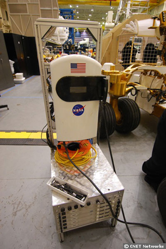 　Chariotという名前で知られる月面車は、8時間走り続けられるように十分に充電できる。

　これはChariotを充電するために使われる発電機で、月面車の側面にある小さなスロットに差し込むつまみが取り付けられており、非常に簡単に充電できる。