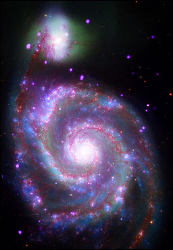 　Charles Messierのメシエカタログの51番目の項目にちなんで名付けられた「M51」は、典型的な渦巻銀河の例の1つと考えられている。地球から約3000光年離れているM51は、夜空で最も明るい渦巻銀河の1つでもある。ワールプール銀河としても知られるM51の合成画像では、NASAの複数の軌道観測により、これまでにない劇的な方法で構造の荘厳さが示されている。

　典型的な渦巻構造は、M51と真上に見える隣の銀河「MGC 5195」との互いの影響によるものと考えられている。あるシミュレーションによれば、M51の鮮明な渦巻構造は、NGC 5195が約5億年前にメインの円盤部分を通過したことも一因になっているようだ。また、この重力の主導権争いにより、M51の星の形成が促進された可能性がある。伴銀河の引力によって、ガスが圧縮されて、星の形成プロセスが活性化され、さらなる星の誕生が誘発されたのだろう。
