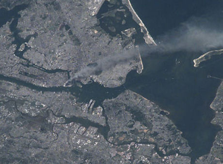 　テロ攻撃を受けたニューヨークに昇る煙。2001年9月11日に国際宇宙ステーションから撮影される。
