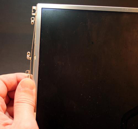 　液晶ディスプレイは、カスタムケージでiBookのポリカーボネート製ケース内に固定されている。