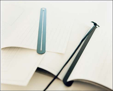 コクヨ賞の「C_NOTE（シーノート）」は、クリップにコピー用紙を挟んで使うノート。クリップはカーボンファイバーでできている。身近な紙をノートに転用することで、CO2やコスト削減、リサイクルに配慮している。