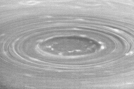 　土星の南極を横から見た画像。切れ切れになった明るい雲が新たに内側で輪となっているのが分かる。雲は、熱を大気層に送っている上昇流で局所的に発生している。