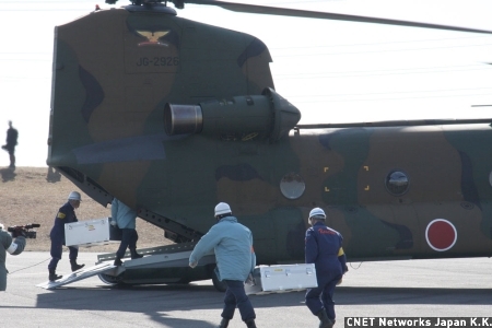 　訓練は今年で3回目。2004年10月に発生した新潟県中越地震で陸上自衛隊が現地の通信幹線やデータ回線、衛星携帯電話などの提供を依頼したことがきっかけで、初回の訓練は2006年1月、NTTの防災訓練に陸上自衛隊が参加協力した。
　写真は被災地へ搬送する通信機材をヘリコプターに積み込んでいるところ。