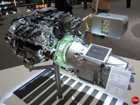 Mercedes-Benz Vision S500 Plug-in HYBRID

　S500は、3リットル直噴V型6気筒ガソリンエンジンと、44kWの電気モーター1基を組み合わせて使用している。時速62マイル（時速100km）までの加速にかかる時間は、5.5秒と推定されている。S500にはプラグイン機能もあり、リチウムイオンバッテリパックは急速充電器によって60分で充電可能だ。
