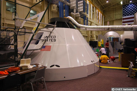 　「コンステレーション」プログラムに使用されるクルーエクスプロレイションビークル、「Orion」の実物大模型。「Ares I」ロケットの上部に取り付けられるOrionは、スペースシャトル事業が終了する2010年以降、宇宙飛行士を宇宙に送り出すためのカプセルとして使われる。