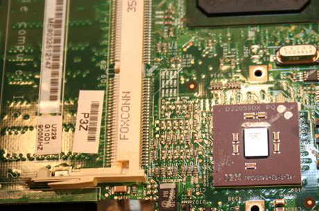 　この写真の右下に、IBMの「Power PC」チップがはっきりと見える。このPPC750FXチップは900MHzで動作し、512Kオンチップ2次キャッシュを備え、100MHzのバス速度を誇っていた。