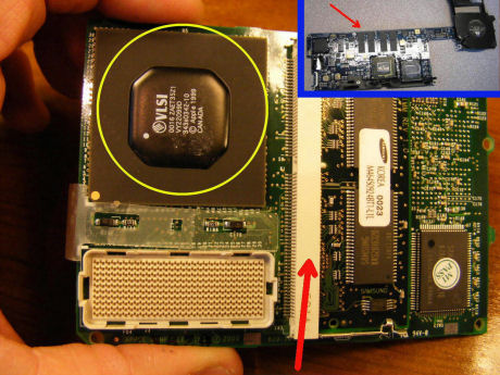 　拡張メモリスロット（赤色矢印）。左上はMacBook Airのロジックボード。