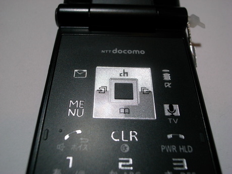 　P-05Aは主に法人向けの端末で、カメラが搭載されていない。キートップも、P-04Aではカメラマークの部分がマイクのアイコンになっている。ワンタッチでボイスレコーダーが起動できる。