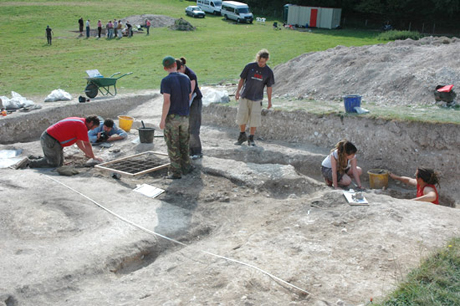 　今回のプロジェクトでは、古代の隣村の発掘も行われた。考古学者たちは、ストーンヘンジから2マイル（約3.2km）ほど離れた場所にあるダーリントンウォールの住居を発掘した。住居からは、石器、飾りピンのかけら、がれきなどが見つかった。また、ベッドやタンスの形跡、楕円形の暖炉跡も見つかった。