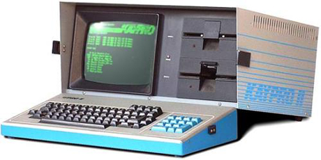 　Kaypro II：「Kaypro II」は、Non-Linear Systemsの初のコンピュータとして1982年に発売された。Non-Linear Systemsは1952年、Andy Kay氏によって設立された。しかし、当時、同社はコンピュータを製造しておらず、デジタルマルチメータを製造していた。ご存知の通り、Andy Kay氏はデジタルマルチメータの発明者だ。
