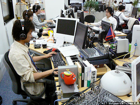こちらは同社が運営する着メロ・着うた配信サイトの制作チーム。元の楽曲を耳でコピーして着メロなどに仕上げていくため、作業用のキーボードやミキサー卓などが並ぶ。