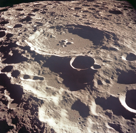 　月の裏側にある直径50マイル（約80.5m）のクレーターダイダロスを軌道から見たもの。
