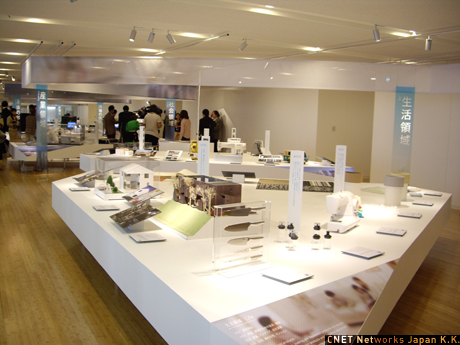 日本産業デザイン振興会（JIDPO）は10月8日、「2008年度グッドデザイン賞」の受賞作品1067件を発表した。うち53件は、グッドデザイン大賞候補を含む「グッドデザイン賞ベスト15」など6部門の特別賞を獲得している。グッドデザイン大賞は、現在ノミネートされているグッドデザイン大賞候補7件から今後選定される。大賞の発表は11月6日に開催される。

東京港区の東京ミッドタウン・デザインハブでは、10月9日〜12月7日までの約2カ月間、受賞デザイン展「GOOD DESIGN EXHIBITION 2008」を開催する。受賞作品が展示されるほか、審査委員による講評トークイベントなどが予定されている。