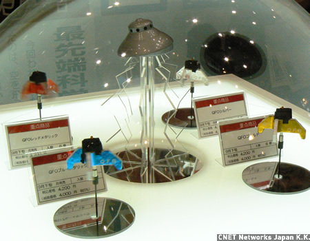 　リモコンで操作できる、UFOのような小さな飛行物体「QFO」はタカラトミーから登場。9月発売予定で価格は4200円。
