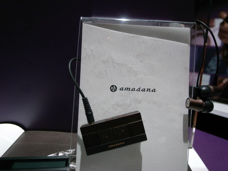 　amadana specialパッケージに同梱されるBluetoothユニット＆イヤホン。