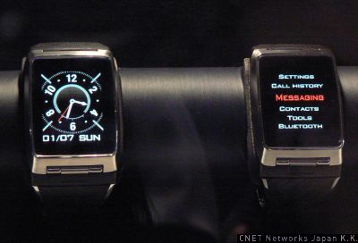 　LGはコンセプトモデルとして、腕時計型の端末も展示していた。製品化の予定は今のところないという。