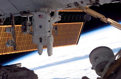 　この写真は同じく2007年6月に、その新しいソーラーパネルの設定作業のため船外活動をする宇宙飛行士を近くから撮影したものである。

　NASAによれば、2008年11月中旬の時点で、ISSからは86回、スペースシャトルからは28回の宇宙遊泳が行われ、延べ時間数は718時間以上に達したという。