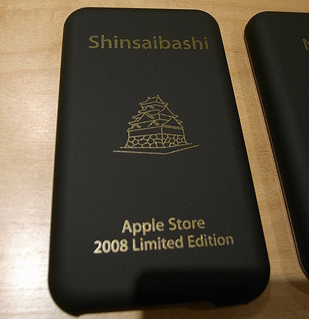 大阪のアップルストアで購入できる。「Shinsaibashi」の文字、絵柄は大阪城。