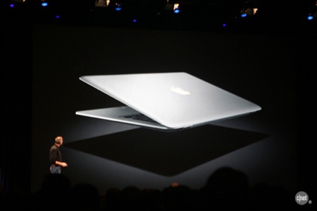 　Appleは、MacBook Airを「世界で最も薄いノートブック」と述べている。出荷は2週間後から開始される予定。