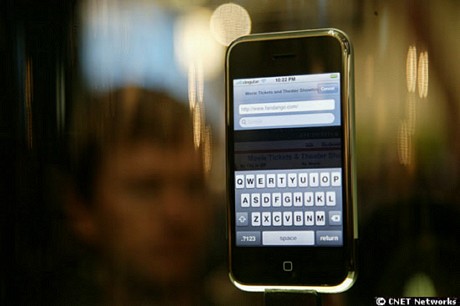 　iPhoneでは、モバイル端末用にデザインされたSafariがブラウザとして採用されている。