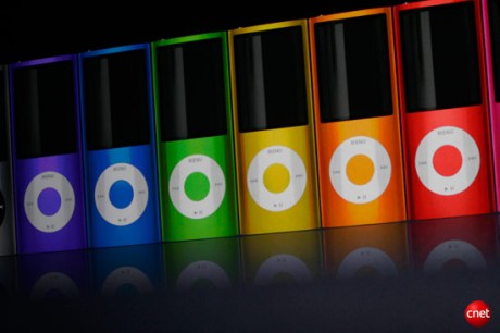 　Appleは米国時間9月9日、スペシャルイベント「Let's Rock」をサンフランシスコのYerba Buena Center for the Artsで開催した。同イベントでは最高経営責任者(CEO)であるSteve Jobs氏が登壇した。デザインを一新して加速度センサを搭載した新型の「iPod nano」やアップグレードして値段が下げられた「iPod touch」が披露され、「Genius」を搭載した新版の「iTunes」やiPod touch/iPhone向けに「OS X 2.1」が発表された。

　iPod nanoは全9色で、本体を振るうことで楽曲シャッフルすることのできる機能がついている。8Gバイトモデルが149ドル（日本での価格は1万7800円）、16Gバイトモデルが199ドル（同2万3800円）。