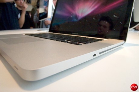 　MacBookとMacBook Proは、アルミニウムの1枚板から削り出された高精度ユニボディを特長とする。デザインがMacBook Airに似てきた。
